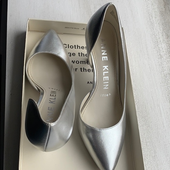 ANNE KLEIN - POINTY SILVER HEELS - Picture 3 of 8